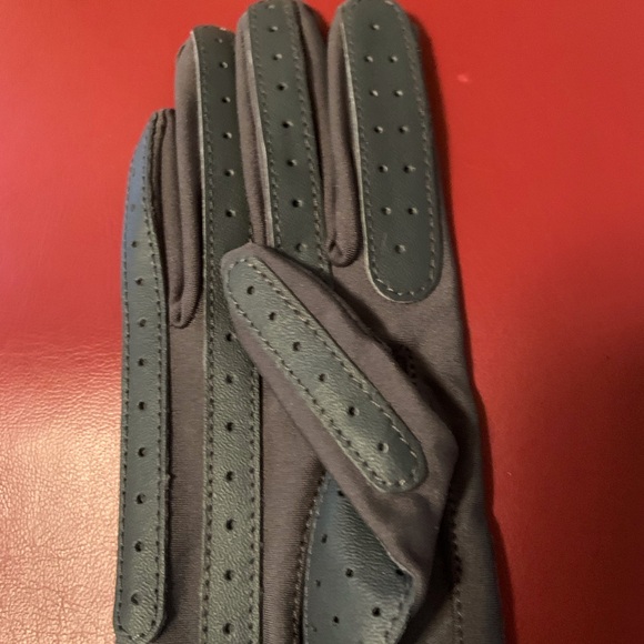 Isotoner Gray Driving Gloves - Picture 4 of 5